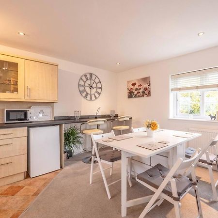Windsor Wexham One Bedroom Home Sleeps Four Slough Exterior foto
